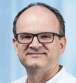 (de-AGENTUR) Porträtfoto des Oberarztes Dr. Robert Söll