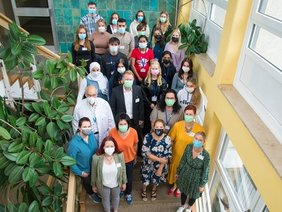 Neben dem gesamten Lehrerkollegium haben auch Geschäftsführer Dr. Martin Baumann, Ärztlicher Direktor Dr. Detlef Schoenen und die stellvertretende Pflegedirektorin Katrin Eger die neuen Pflegeschüler:innen begrüßt. (Foto: Steffi Beer) (Foto: Steffi Beer)