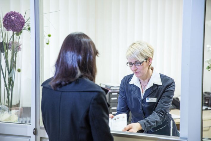 (de-AGENTUR) Patientenannahme für den stationären Aufenthalt
