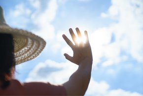 Die intensive Mittagssonne zwischen 11 Uhr und 15 Uhr sollte gemieden werden.