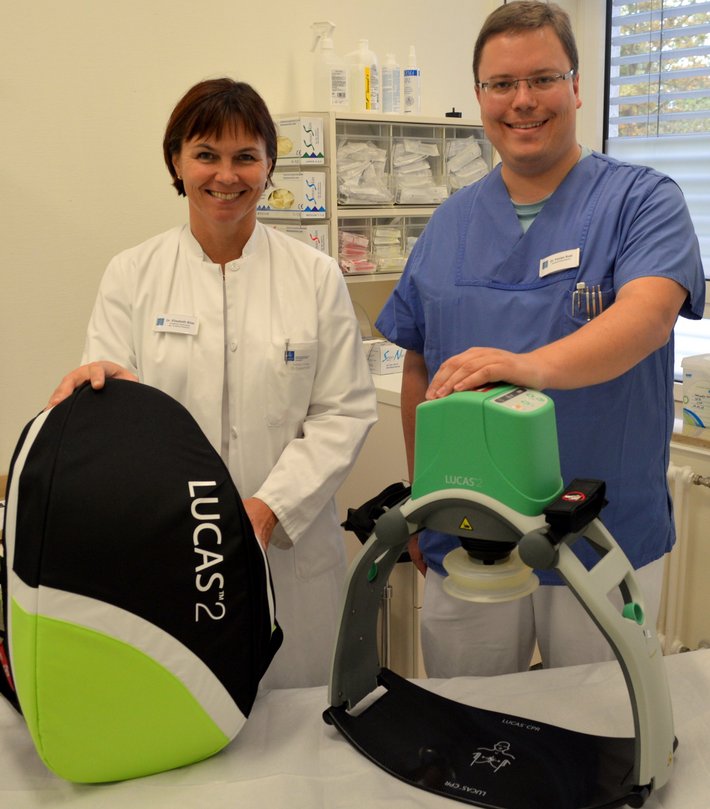 Chefärztin Dr. Elisabeth Bösl und Oberarzt Dr. Florian Robl mit dem LUCAS-System