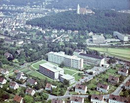 (Stadtarchiv Schwandorf
Luftbildverlag Bertram) Luftaufnahme des Krankenhauses St. Barbara mit allen Gebäuden von 1978