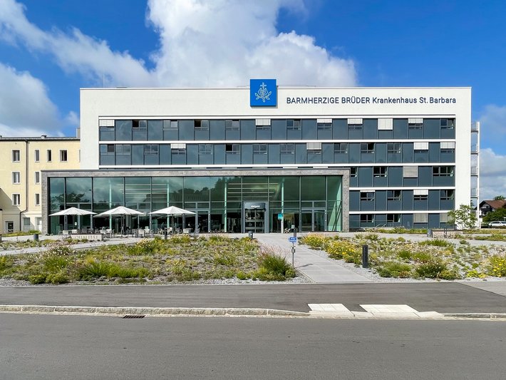 Das Krankenhaus St. Barbara von der Steinberger Straße aus gesehen