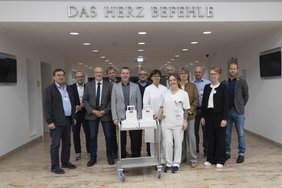 Vorstand des Fördervereins und das Direktorium des Krankenhauses bei der Übergabe der Thoraxdrainagepumpen