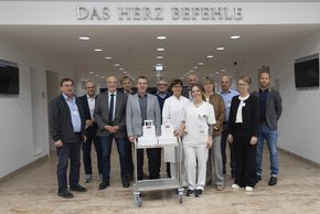 Vorstand des Fördervereins und das Direktorium des Krankenhauses bei der Übergabe der Thoraxdrainagepumpen