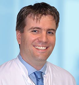 (Stefan Hanke) Porträtfoto des Oberarztes Dr. Dominik Uihlein