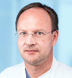 (de-AGENTUR) Porträtfoto des Oberarztes Rainer M. Weis