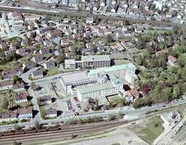 (Stadtarchiv Schwandorf
Luftbildverlag Bertram) Luftaufnahme des Krankenhauses St. Barbara mit allen Gebäuden von 1990