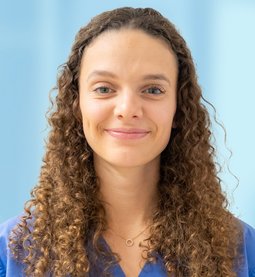 Porträtbild der Hebammensprecherin Celine Michalke
