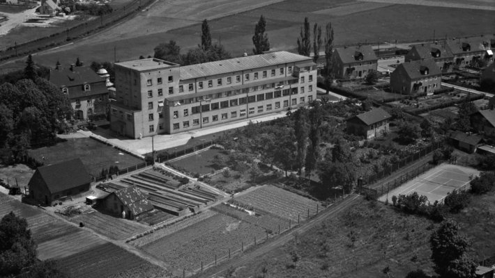(Stadtarchiv Schwandorf) Auf dieser historischen Luftaufnahme im schwarz-weiß von 1957 ist das Krankenhaus St. Barbara und das umliegende Areal, damals noch Felder zu sehen